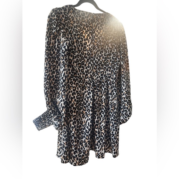 Leopard mini dress with pockets.  Size Small. - Picture 4 of 10